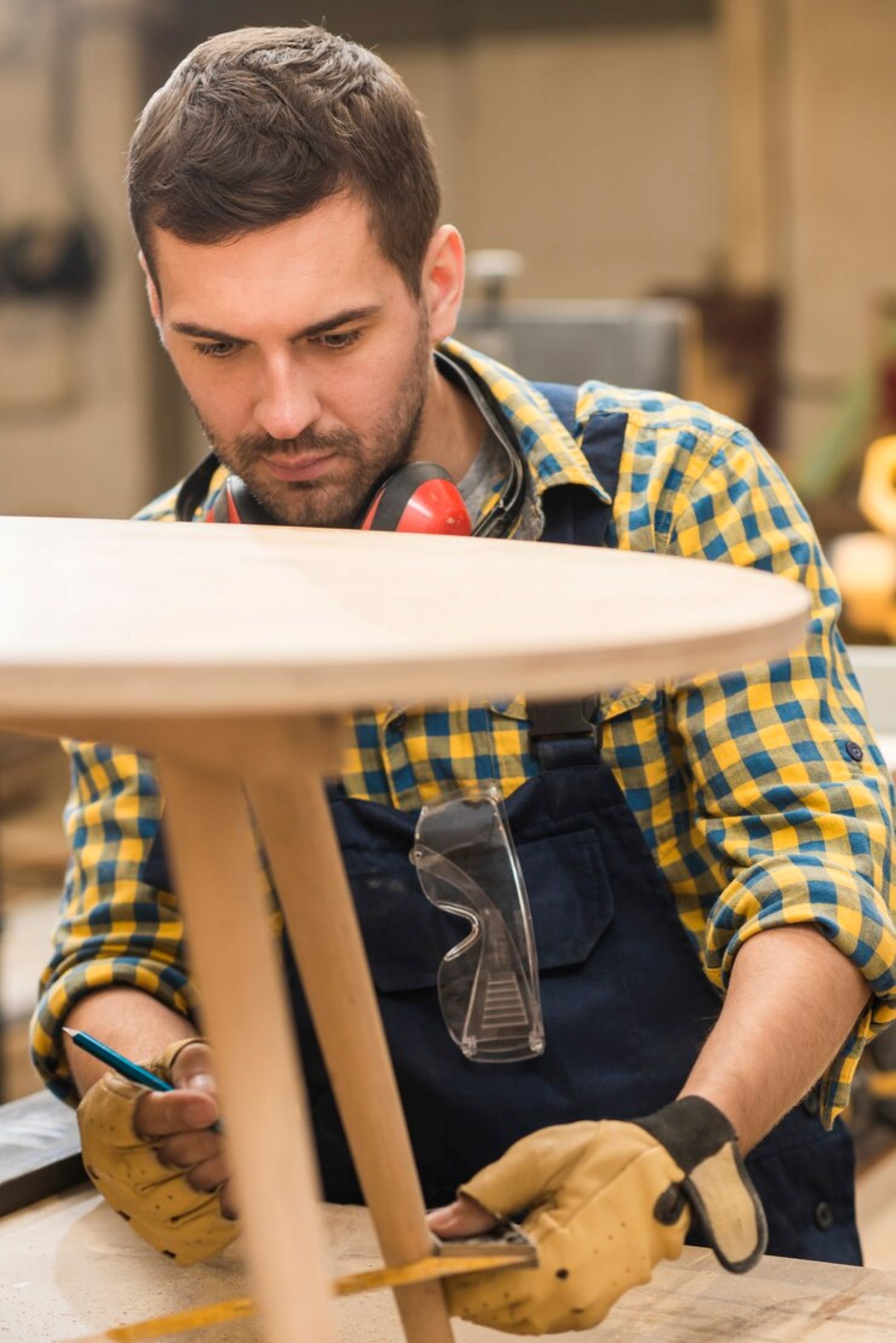menuisier faisant des mesures d'une table fait sur-mesure